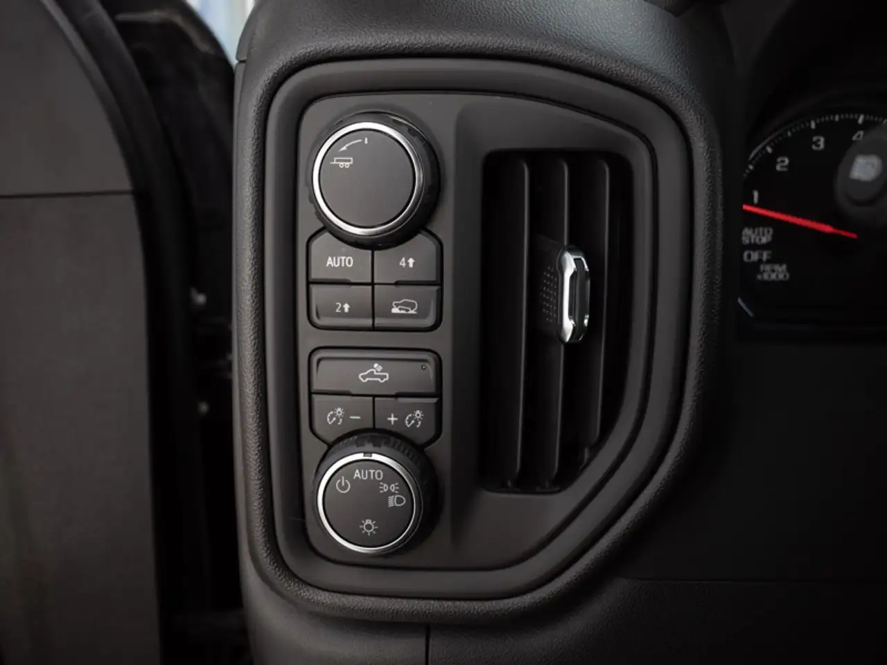 Chevrolet Silverado 1500 - Image 13