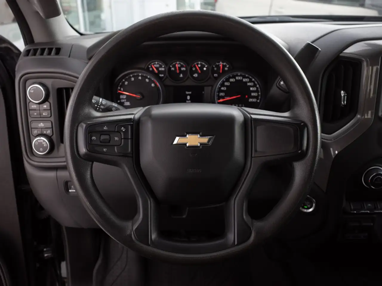 Chevrolet Silverado 1500 - Image 12