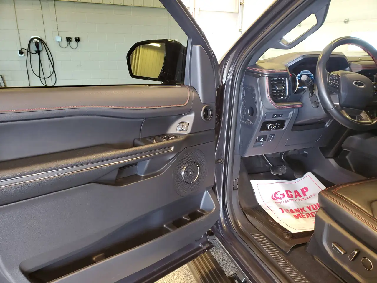 Ford Expedition - Image 23