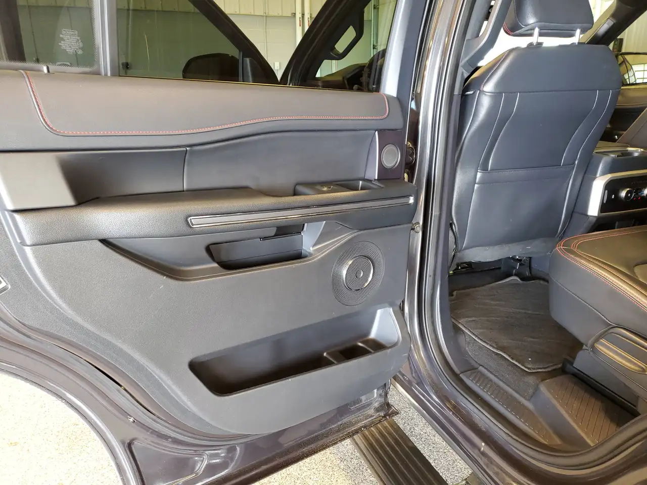 Ford Expedition - Image 12
