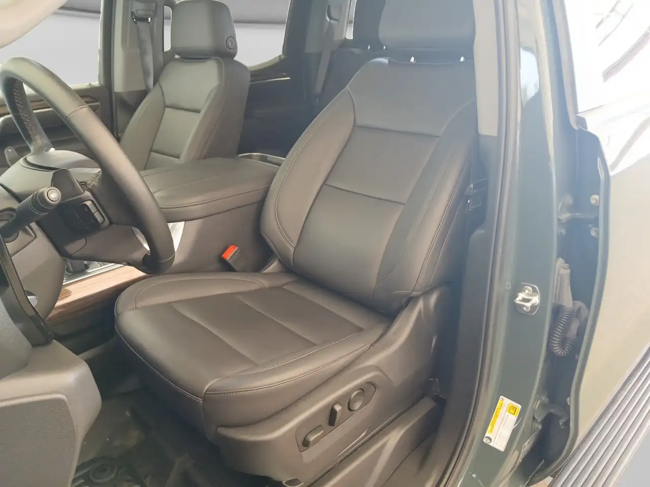 Chevrolet Silverado 1500 - Image 23