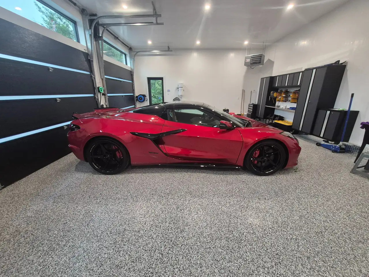 Chevrolet Corvette - Image 29