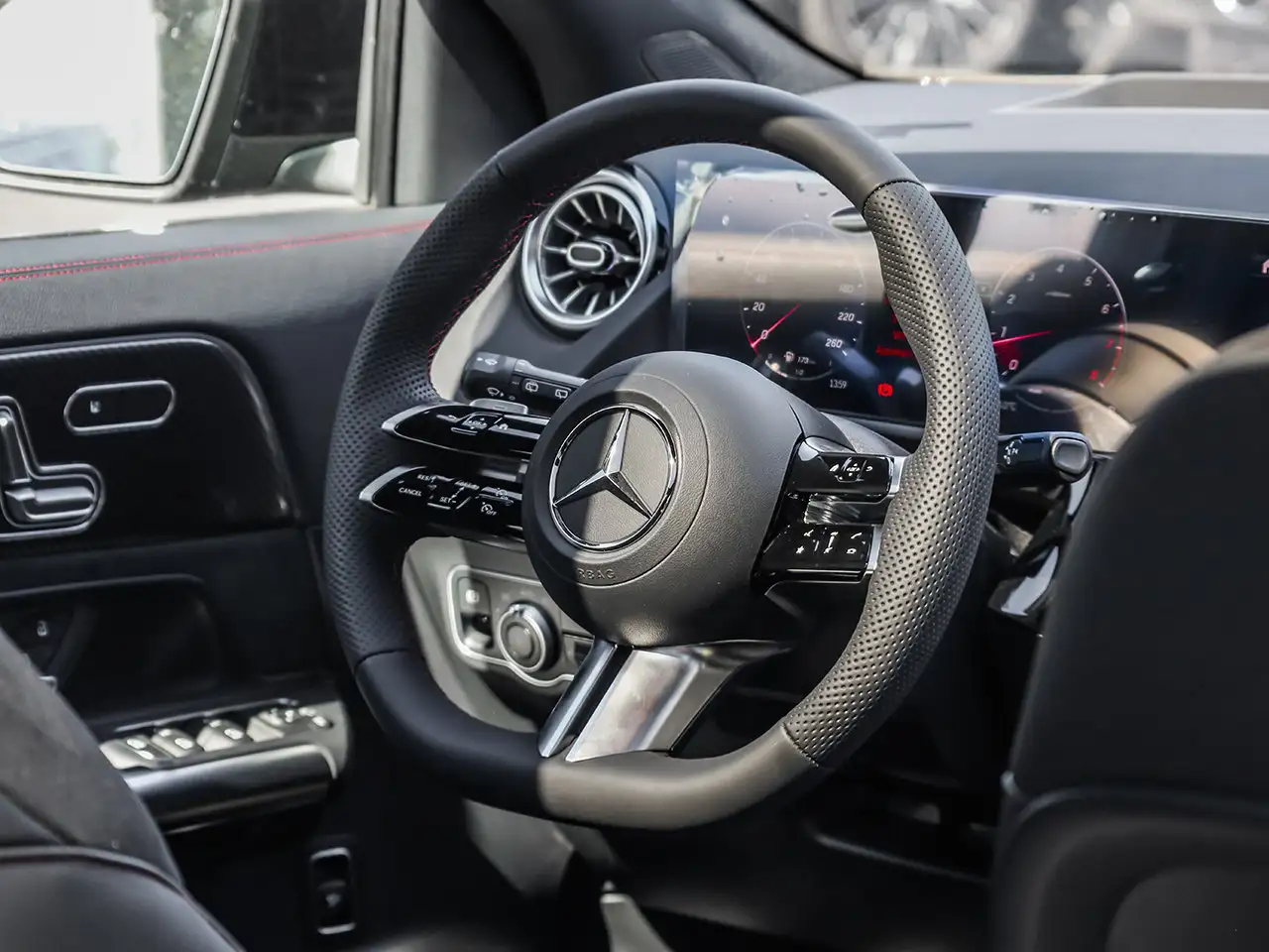 Mercedes-Benz GLA - Image 18