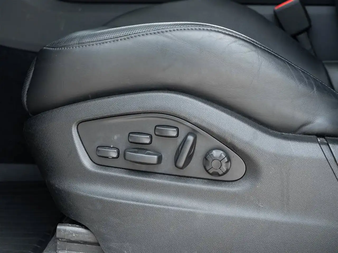 Porsche Cayenne - Image 26
