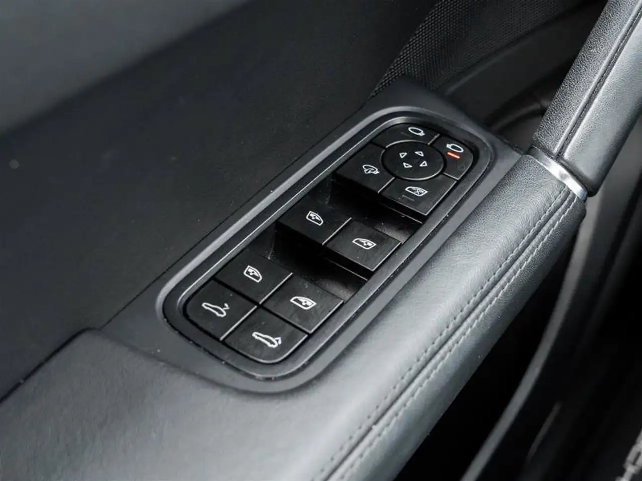 Porsche Cayenne - Image 24