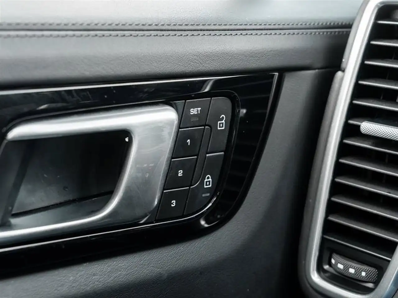 Porsche Cayenne - Image 23