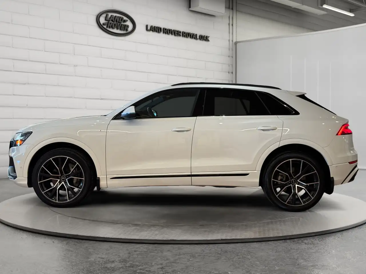 Audi Q8 - Image 8