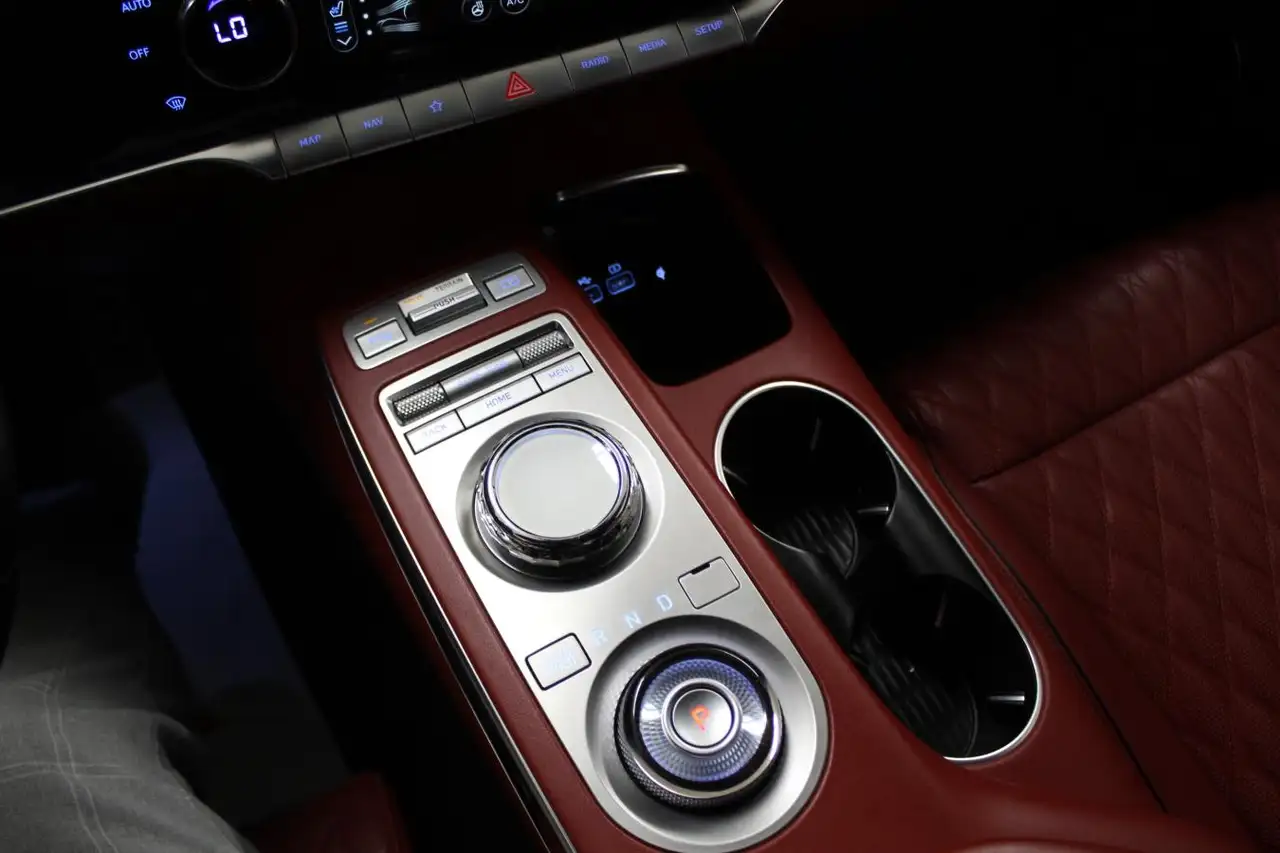 Genesis GV70 - Image 17