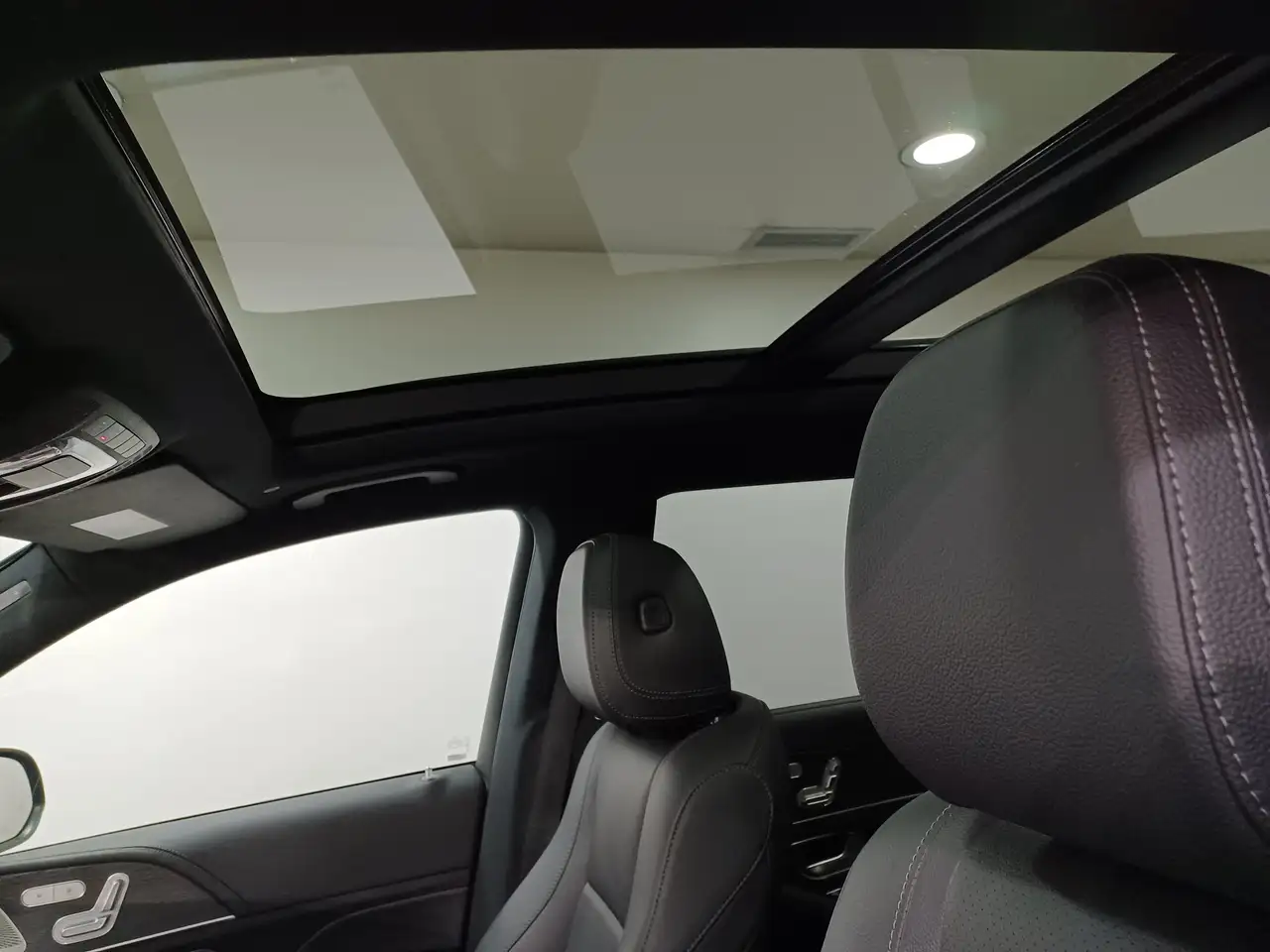 Mercedes-Benz GLS - Image 20