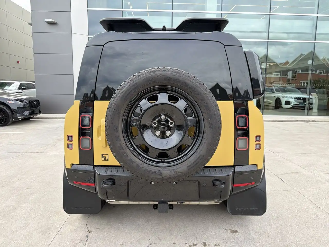 Land Rover Defender - Image 4