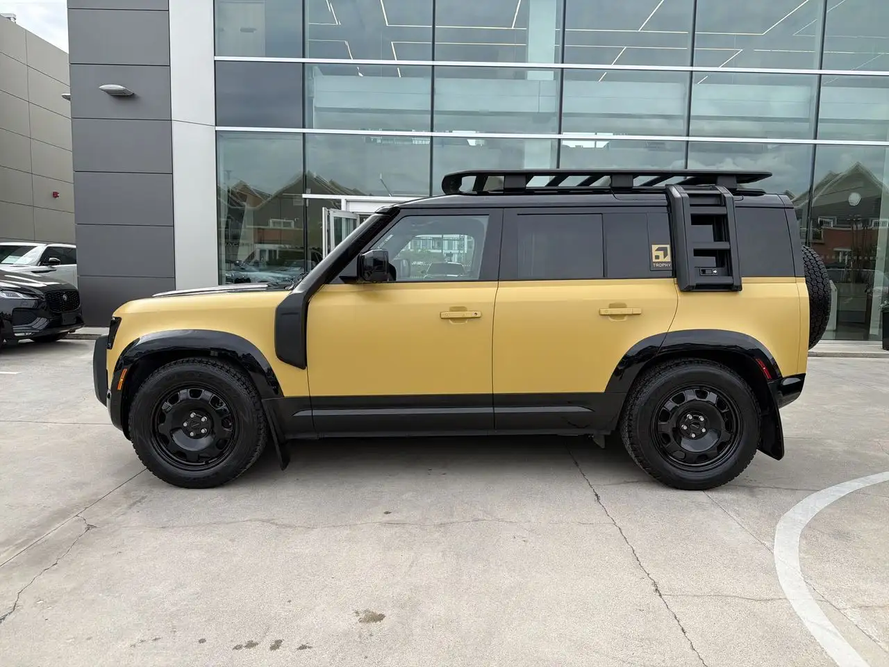 Land Rover Defender - Image 5