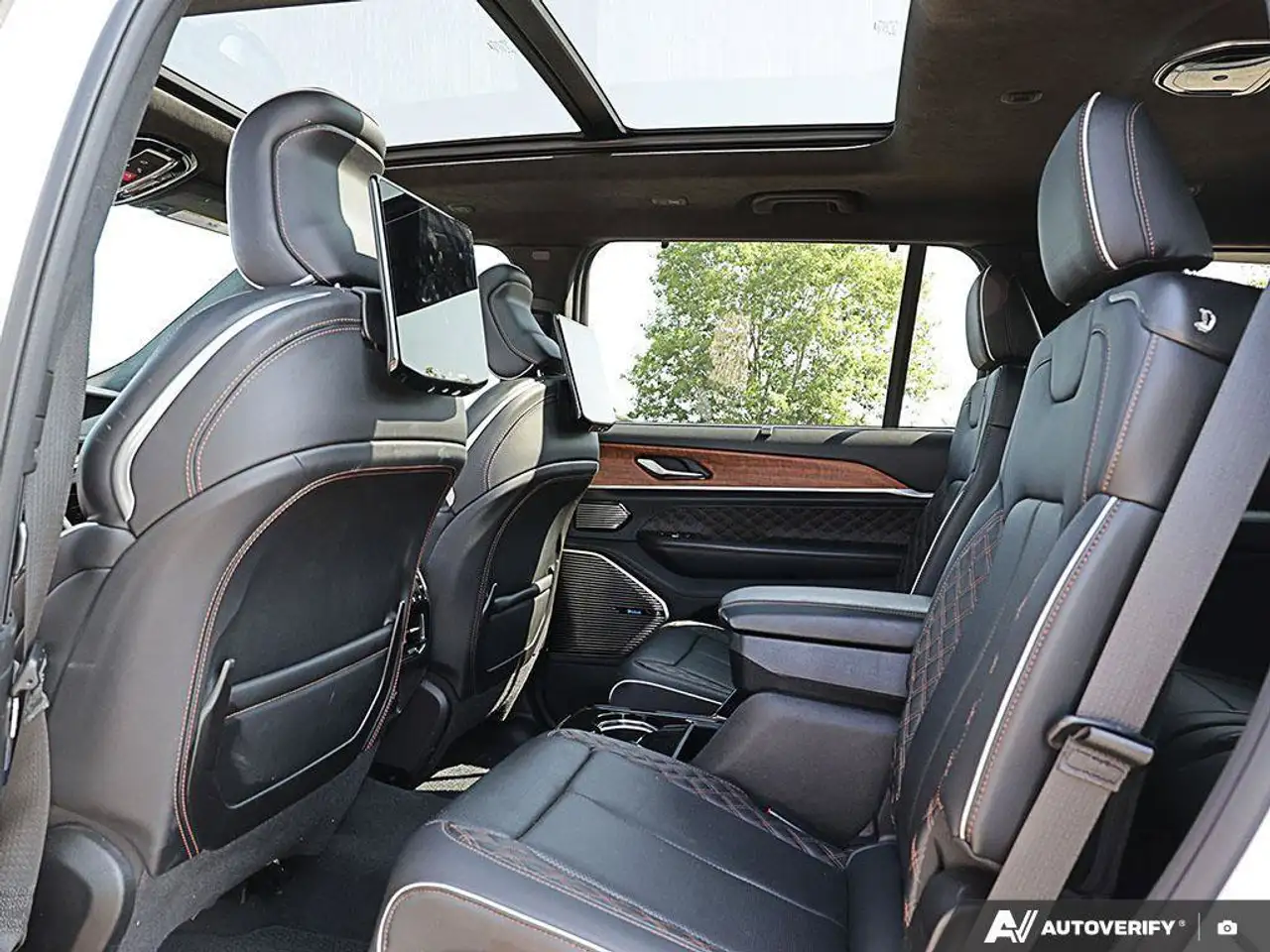 Jeep Grand Cherokee - Image 27