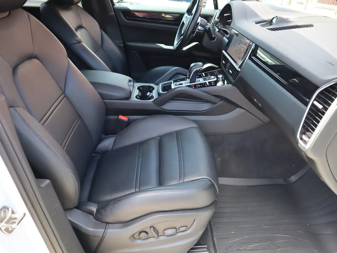 Porsche Cayenne - Image 24
