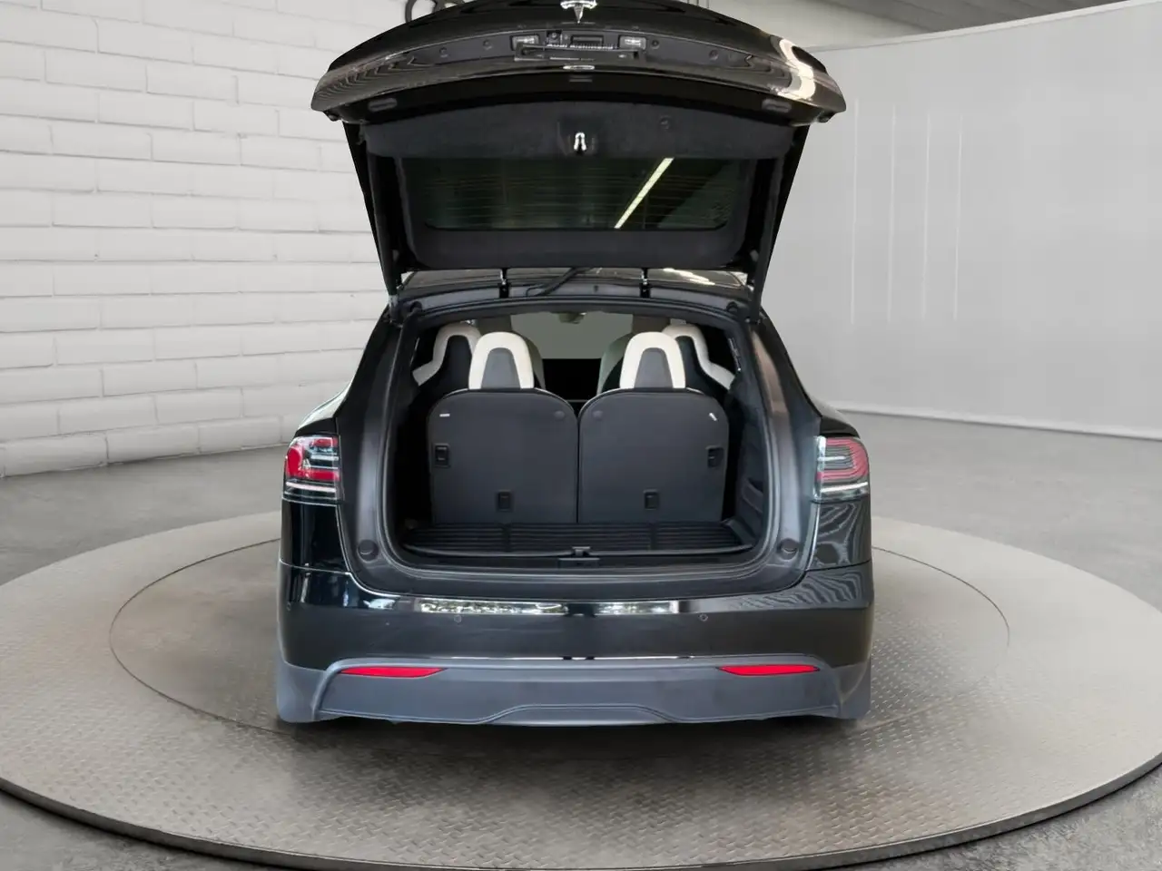 Tesla Model X - Image 21