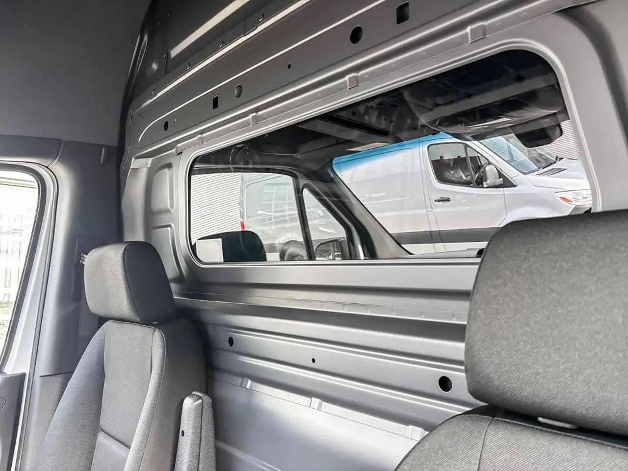 Mercedes-Benz Sprinter - Image 12
