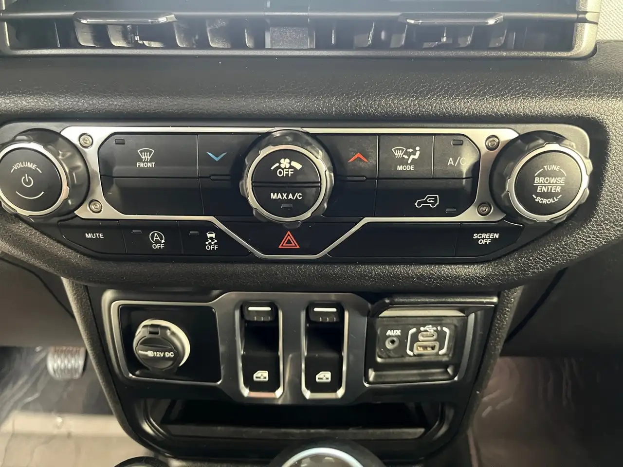 Jeep Wrangler - Image 21