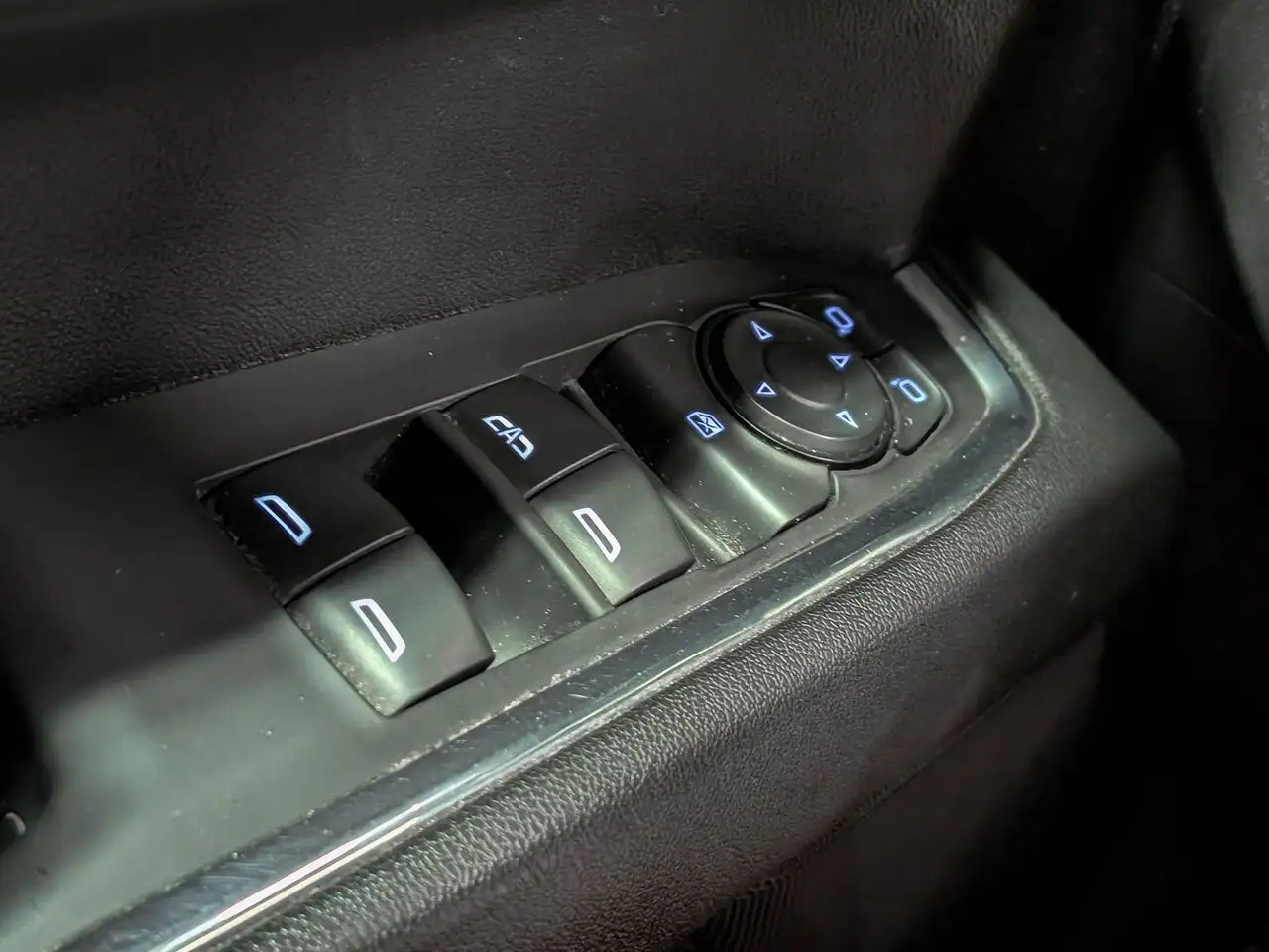 Chevrolet Silverado 1500 - Image 23