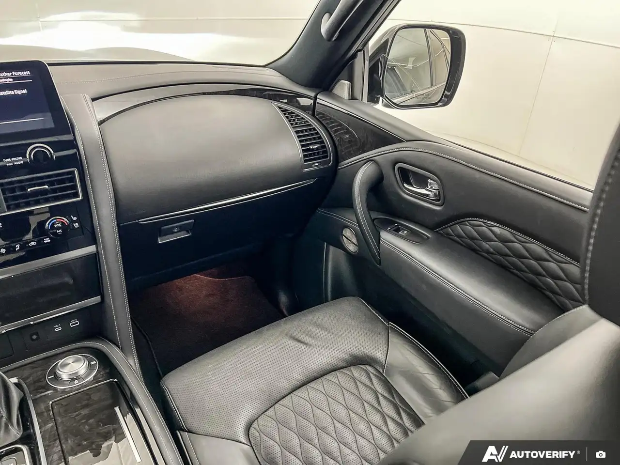 Infiniti QX80 - Image 26
