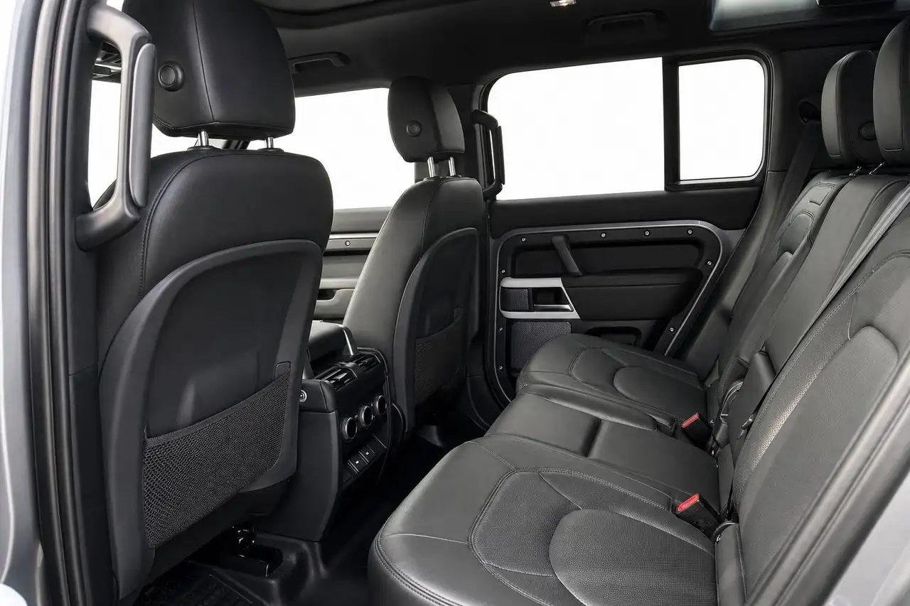 Land Rover Defender - Image 12