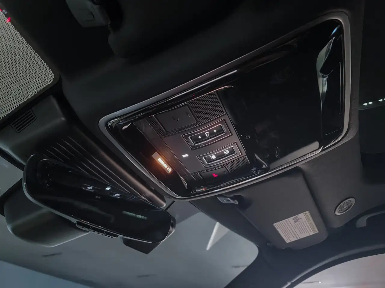 Land Rover Range Rover Velar - Image 22