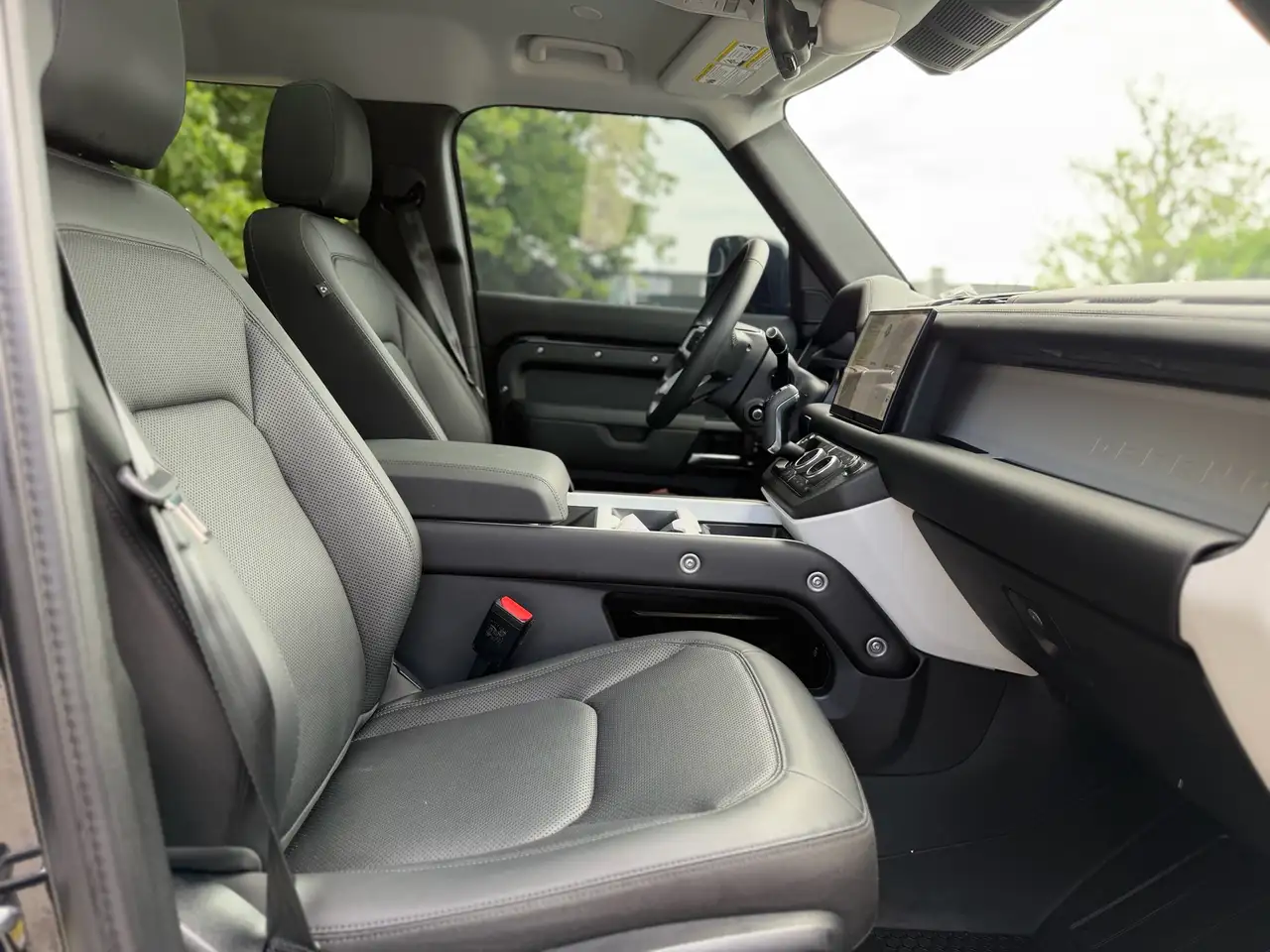 Land Rover Defender - Image 10