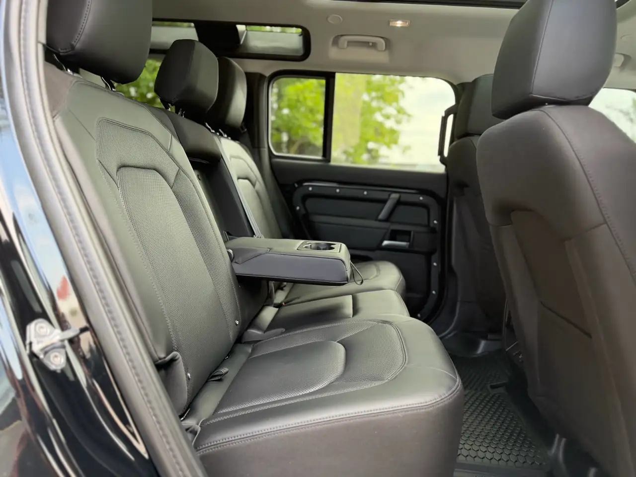 Land Rover Defender - Image 12