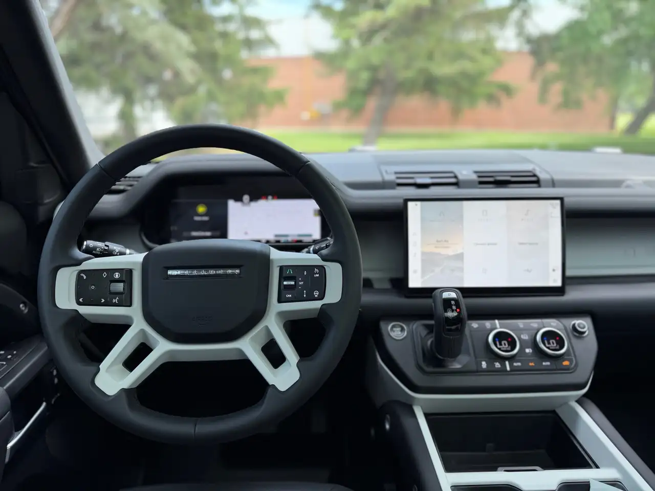 Land Rover Defender - Image 8
