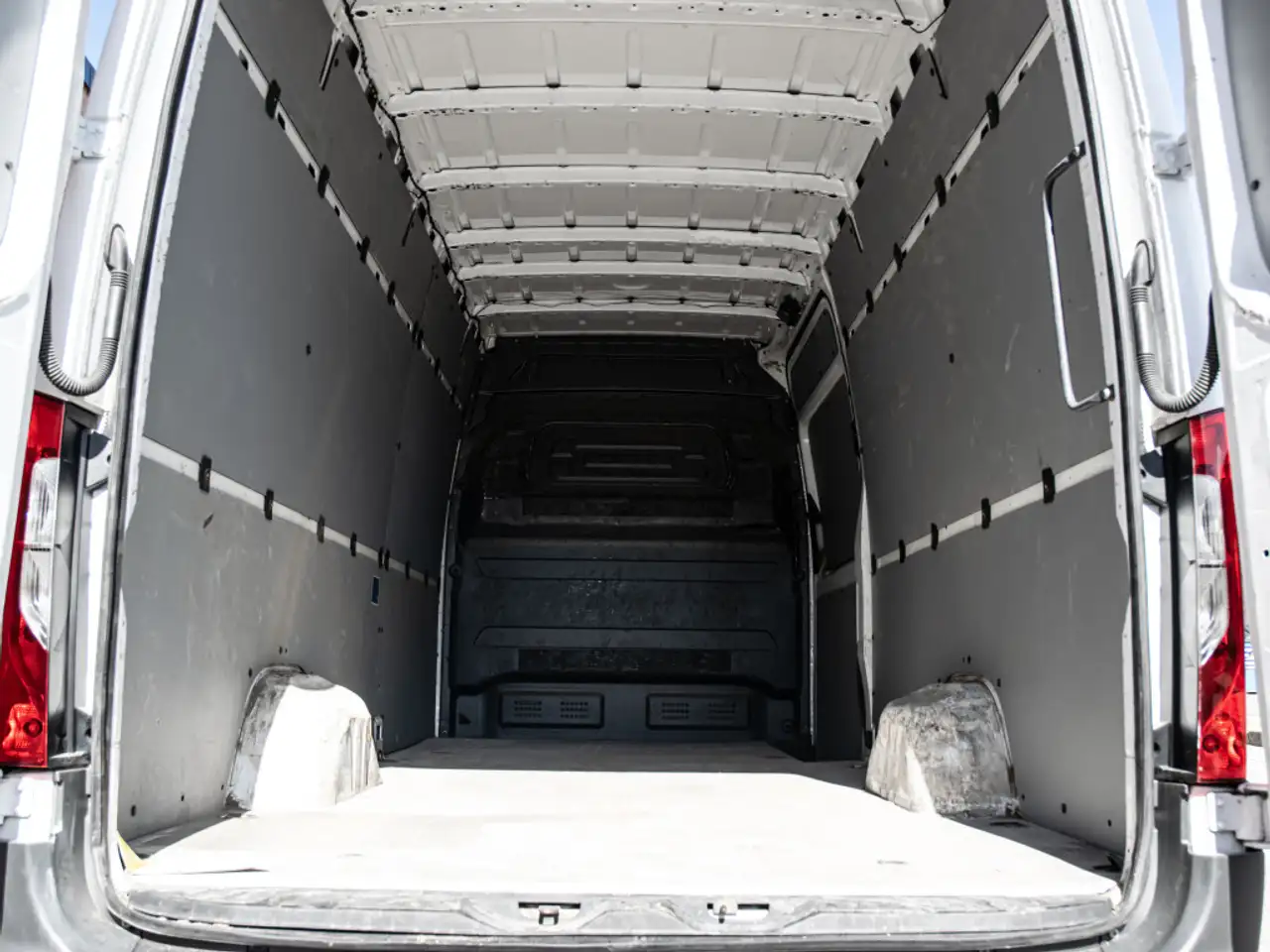 Mercedes-Benz Sprinter - Image 10