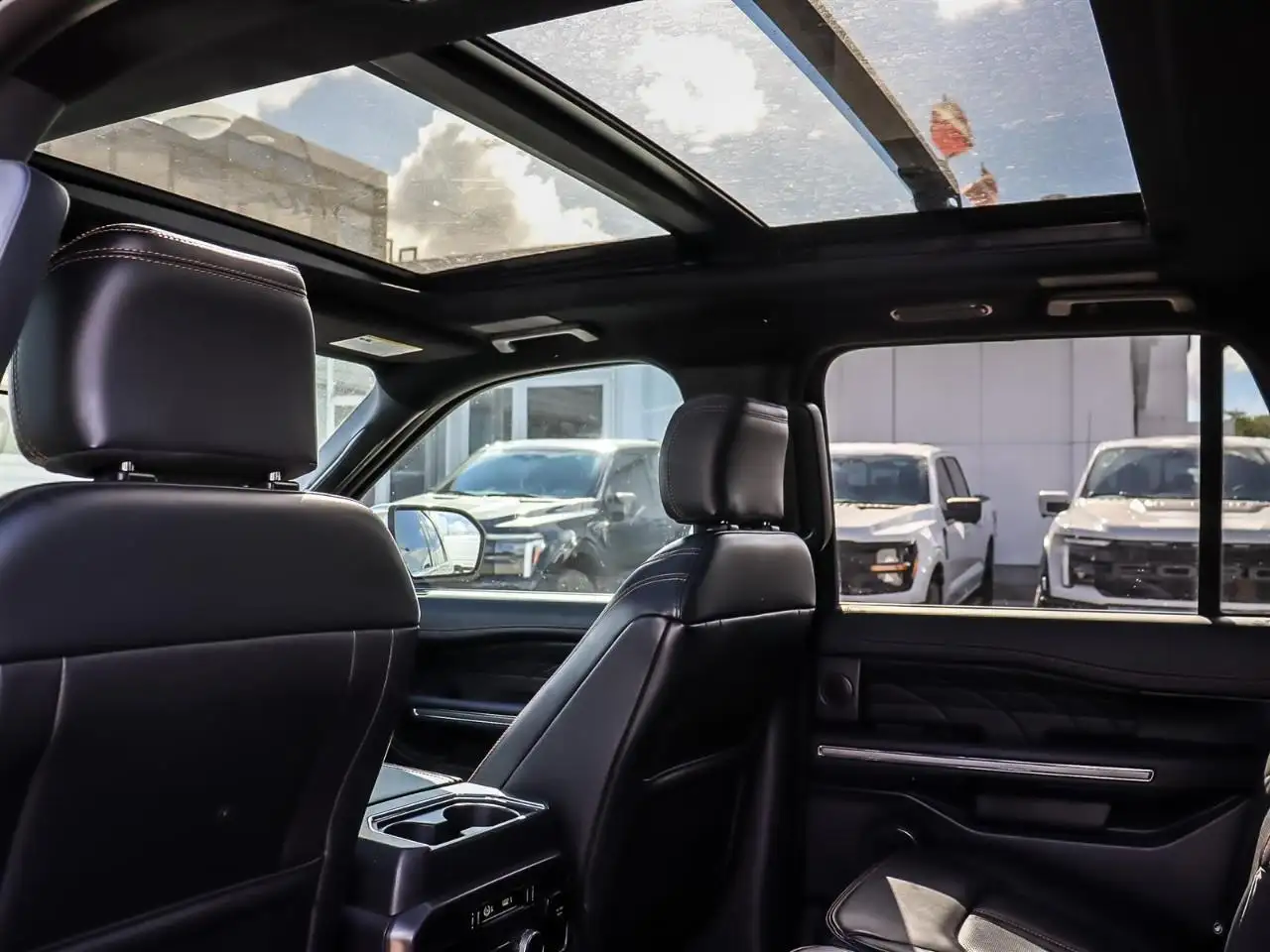 Ford Expedition - Image 12