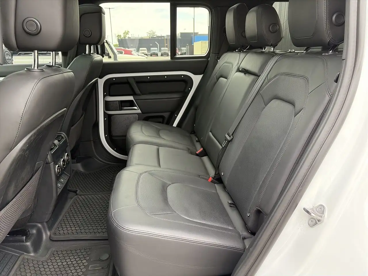 Land Rover Defender - Image 31