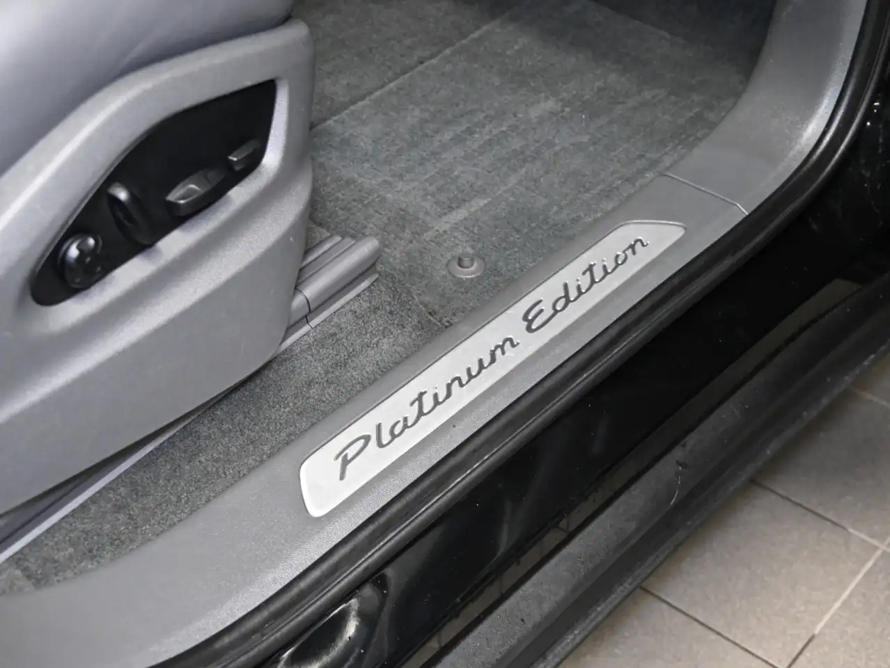 Porsche Cayenne - Image 25