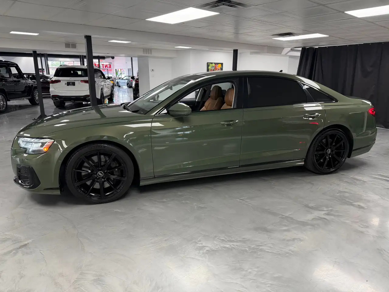 Audi S8 - Image 2