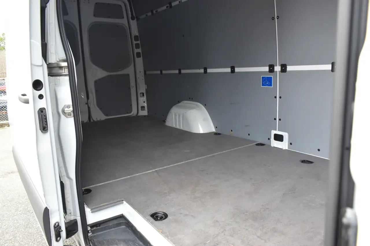 Mercedes-Benz Sprinter - Image 18