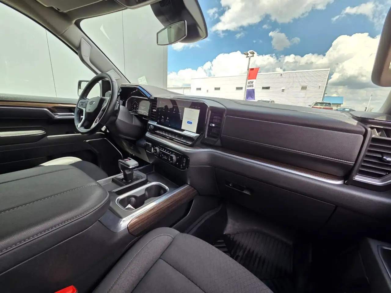 Chevrolet Silverado 1500 - Image 12