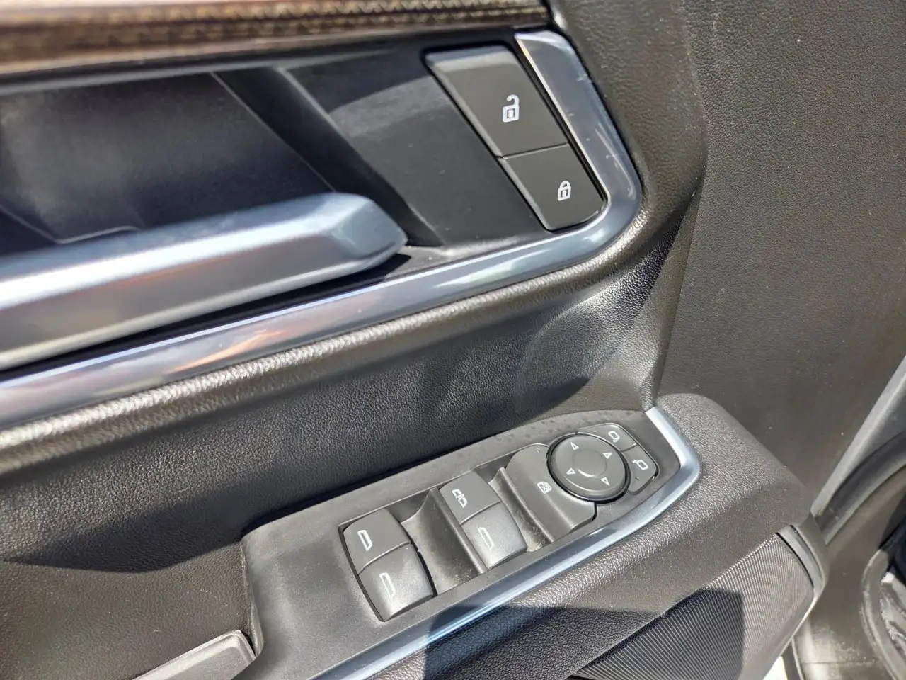Chevrolet Silverado 1500 - Image 21