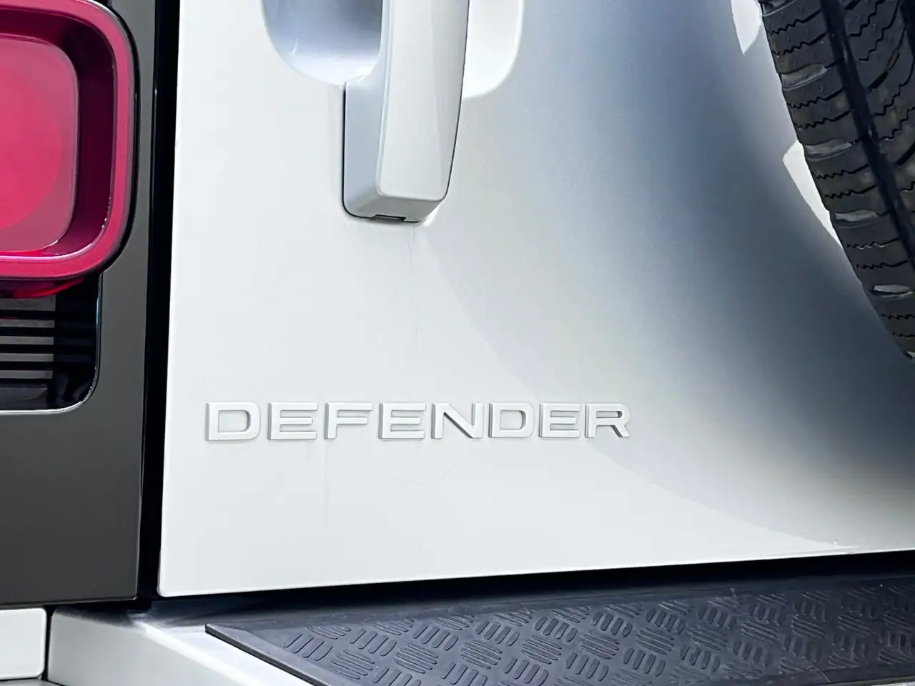 Land Rover Defender - Image 12