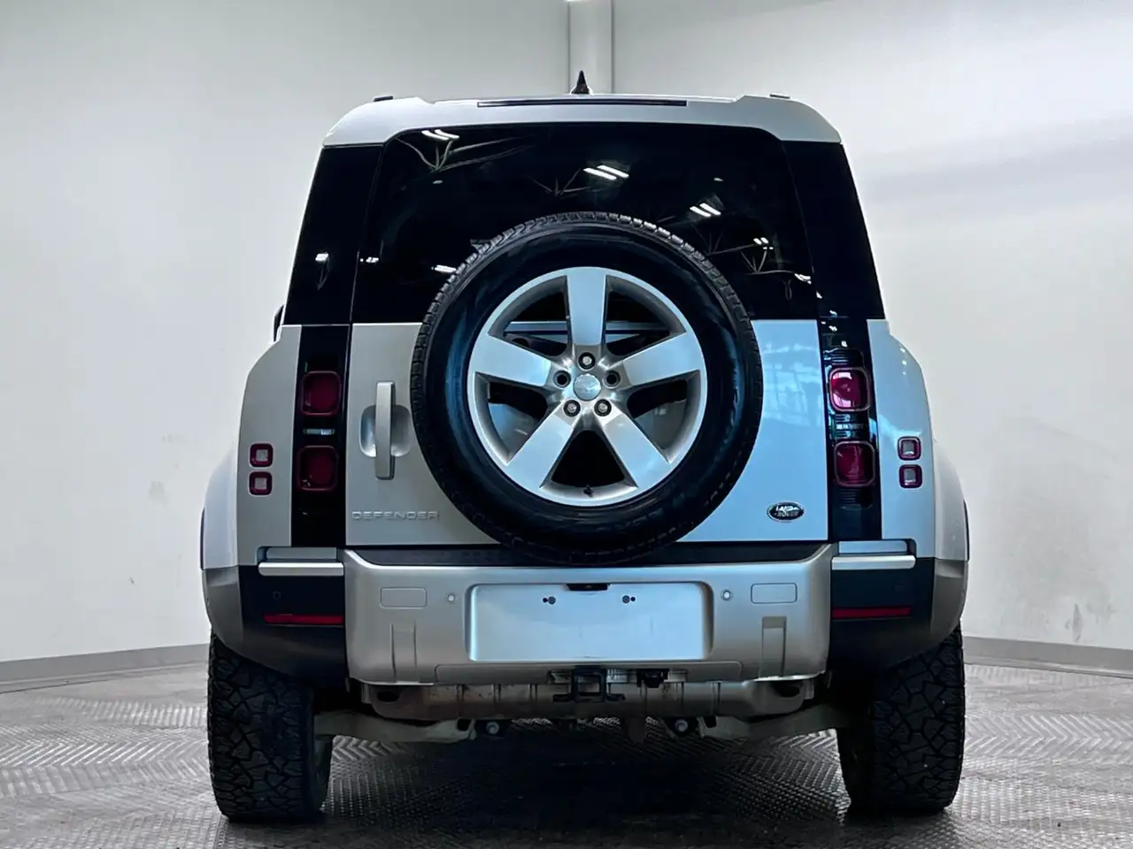 Land Rover Defender - Image 6
