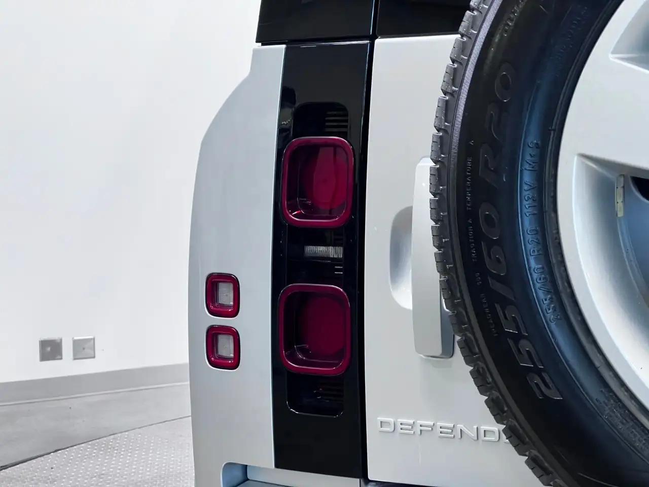 Land Rover Defender - Image 14
