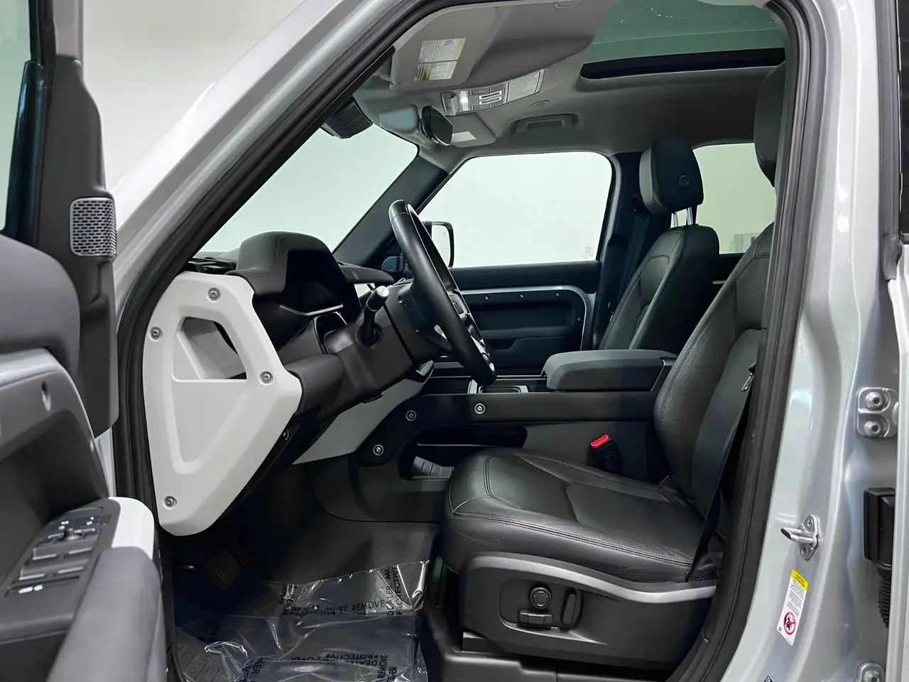 Land Rover Defender - Image 32