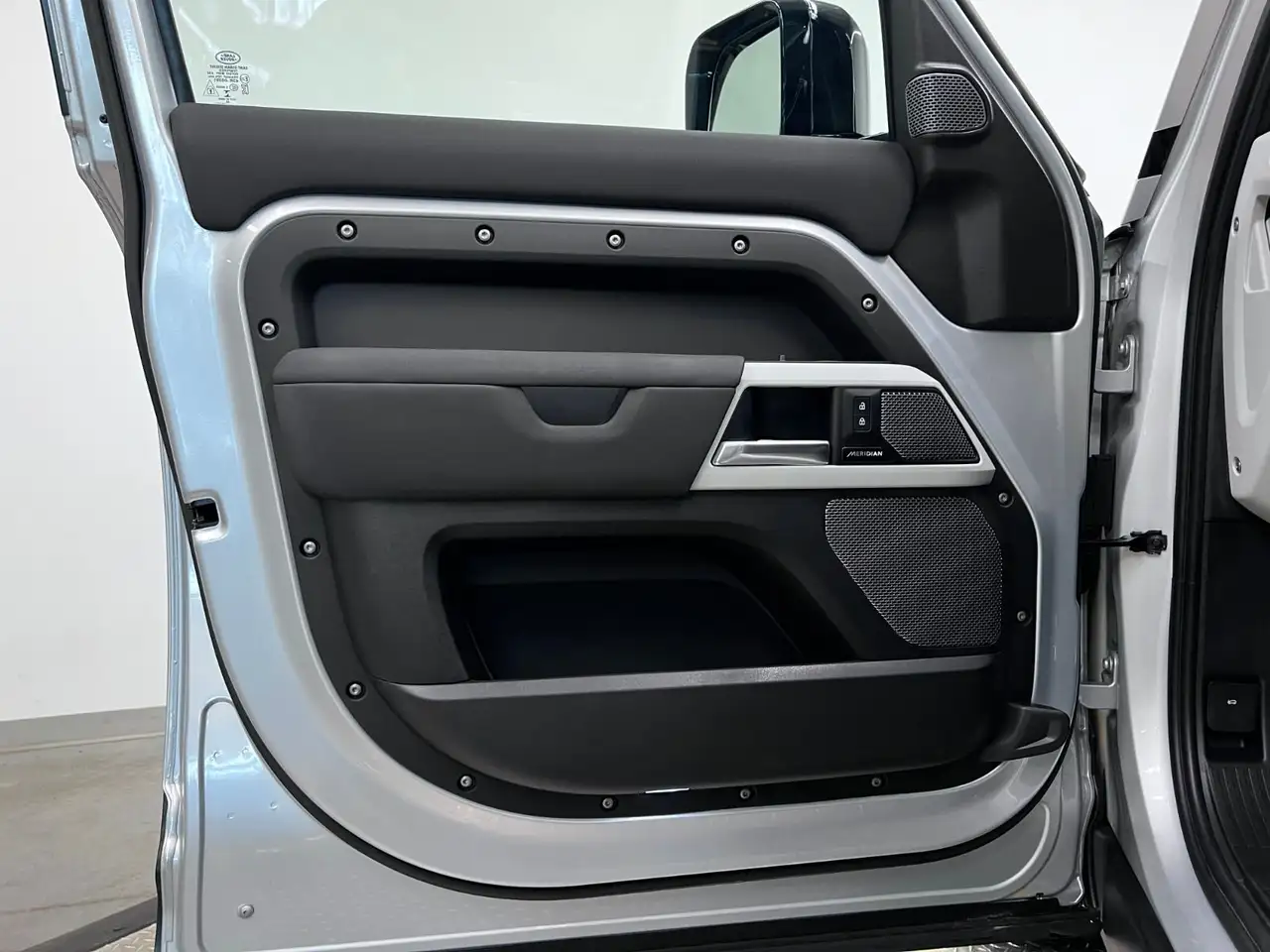 Land Rover Defender - Image 28