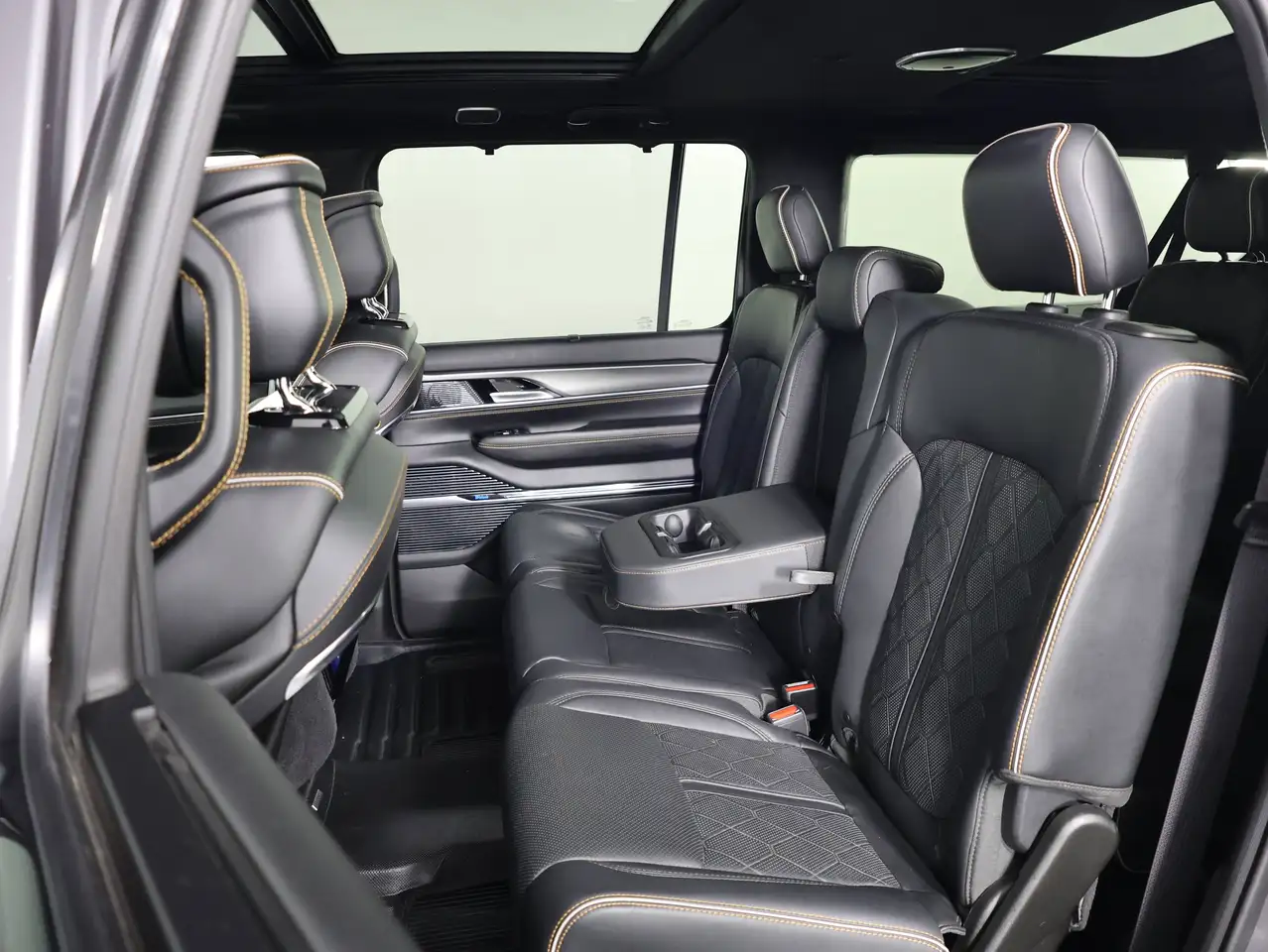 Jeep Grand Wagoneer - Image 13