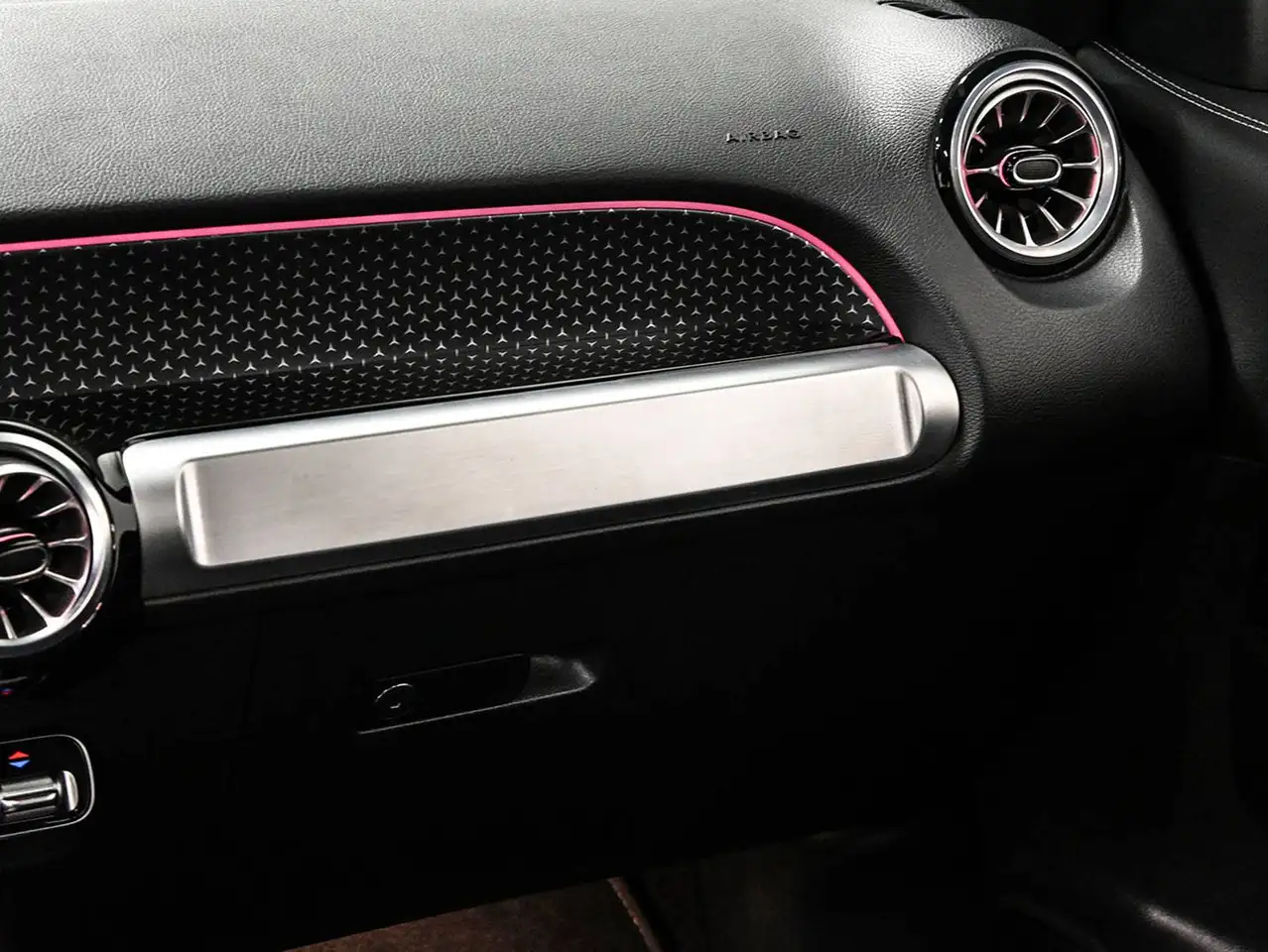 Mercedes-Benz GLB - Image 21