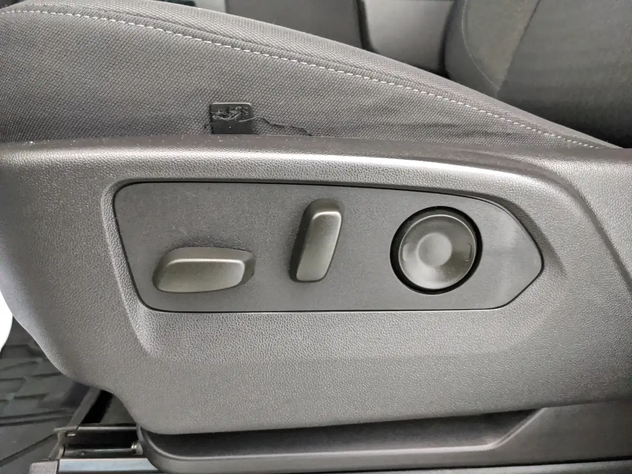 Chevrolet Silverado 1500 - Image 24