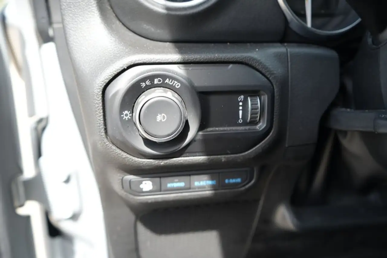 Jeep Wrangler - Image 14