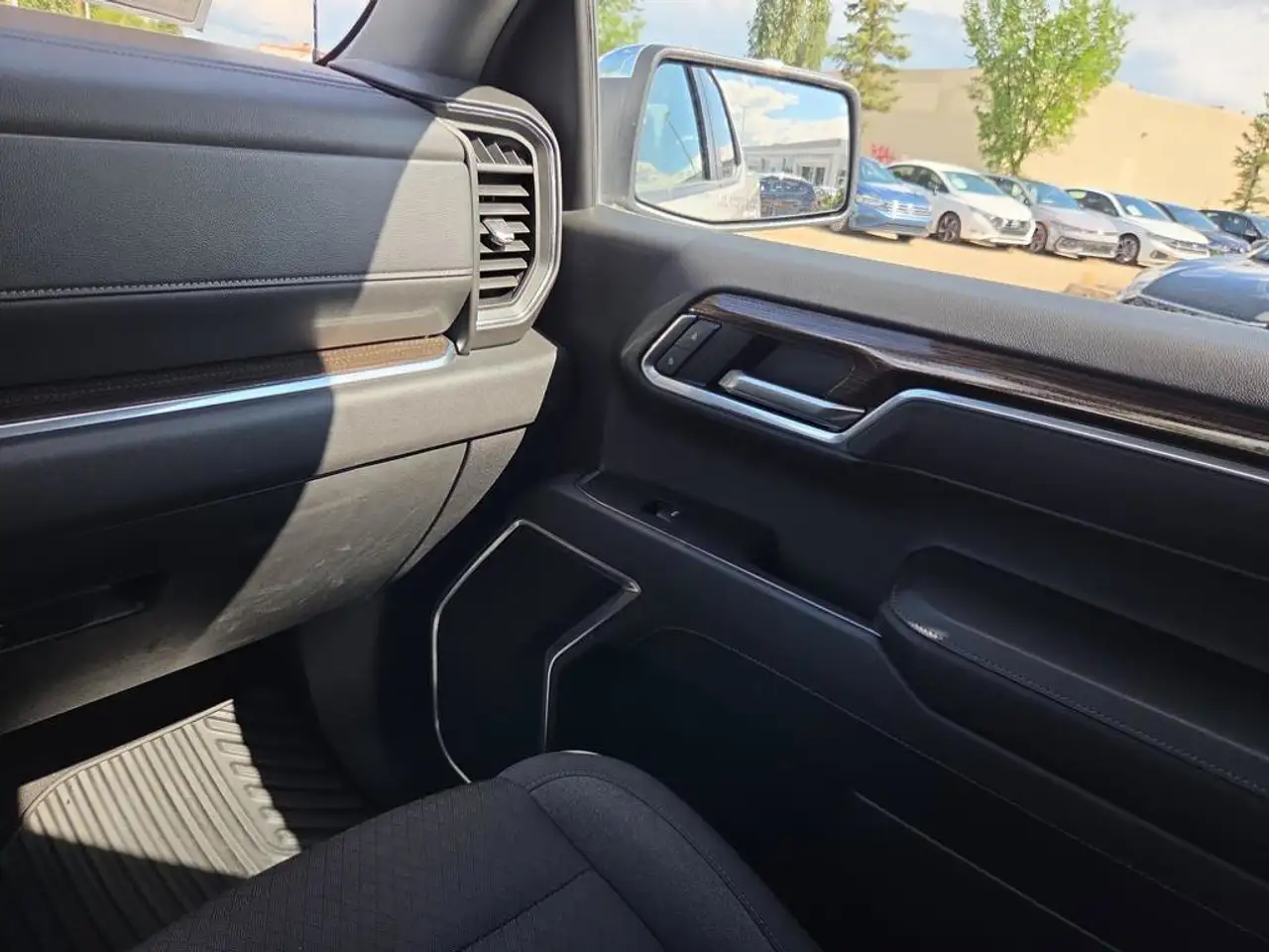 Chevrolet Silverado 1500 - Image 22