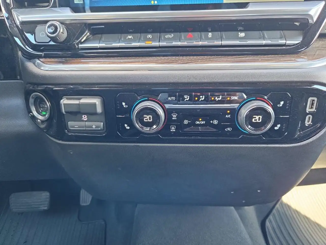 Chevrolet Silverado 1500 - Image 23