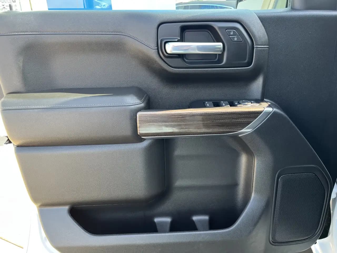 Chevrolet Silverado 1500 - Image 18