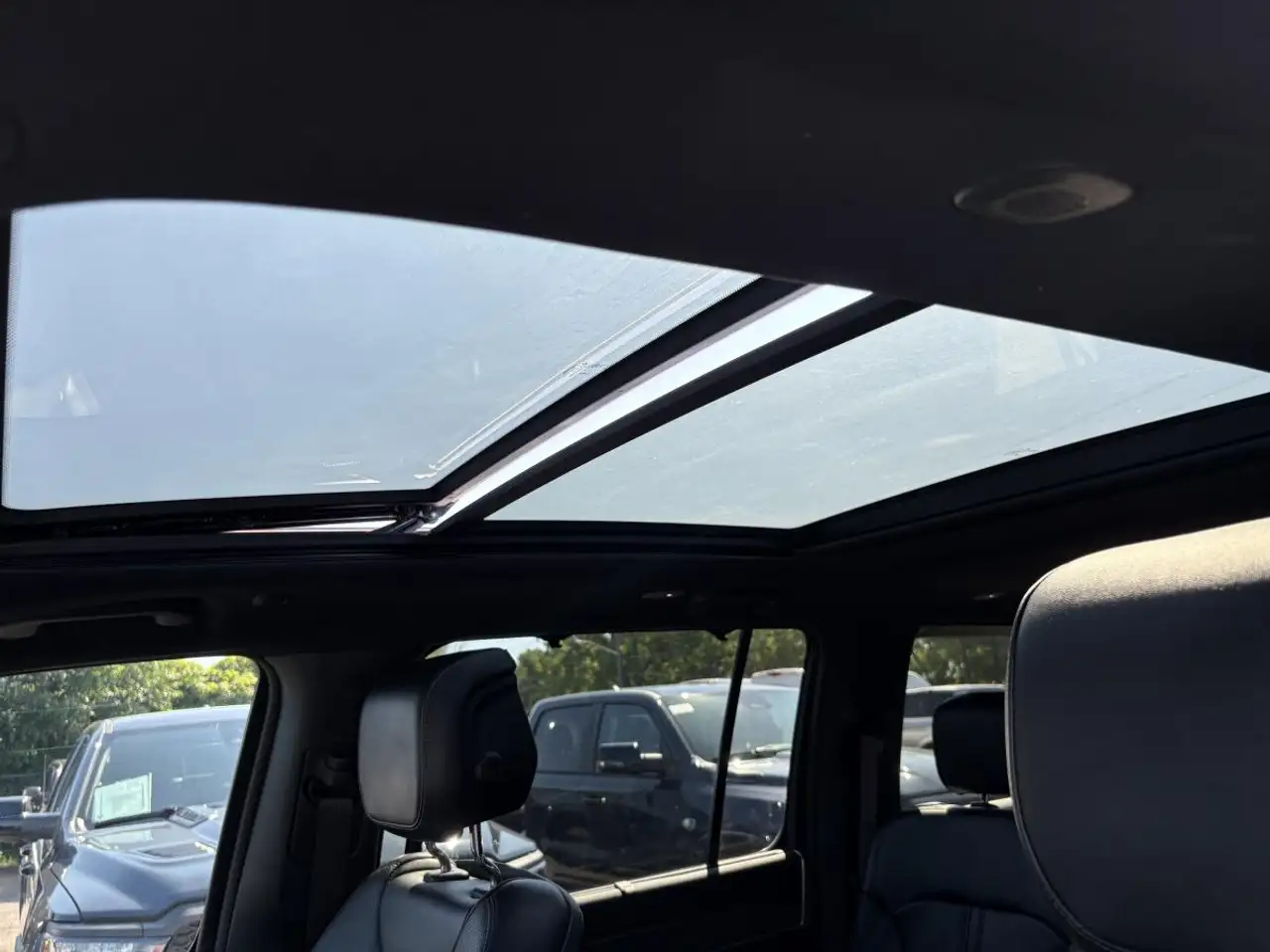 Jeep Wagoneer - Image 30
