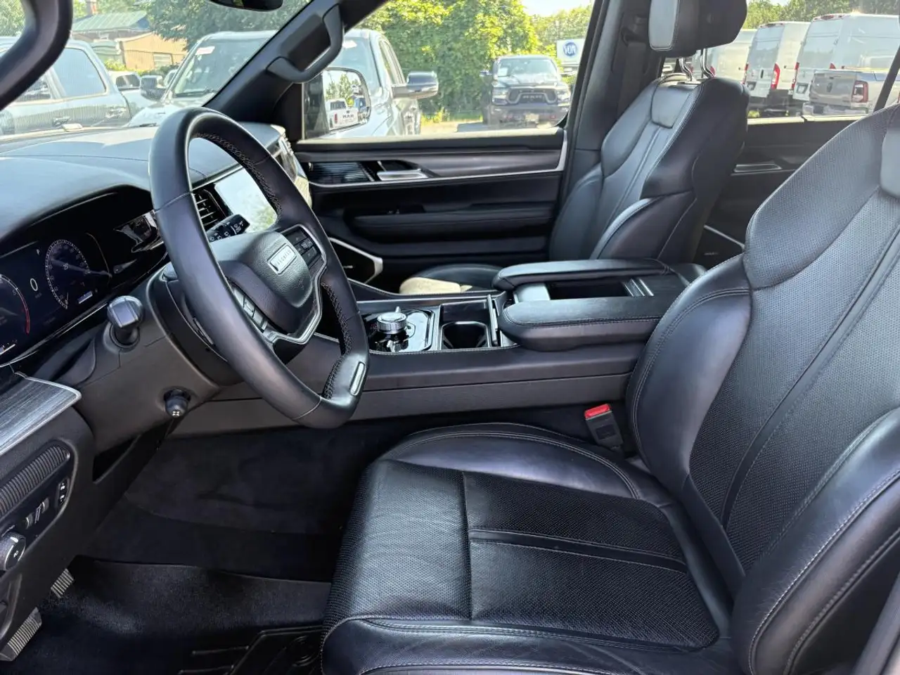 Jeep Wagoneer - Image 12