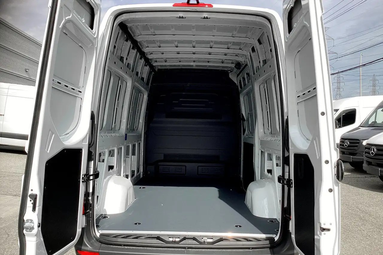 Mercedes-Benz Sprinter - Image 12